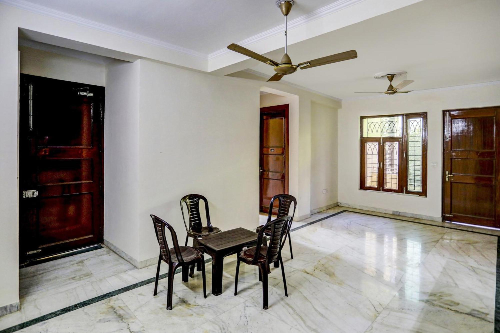 Super Capital O Uk House Residency Hotel Gurgaon Exterior foto