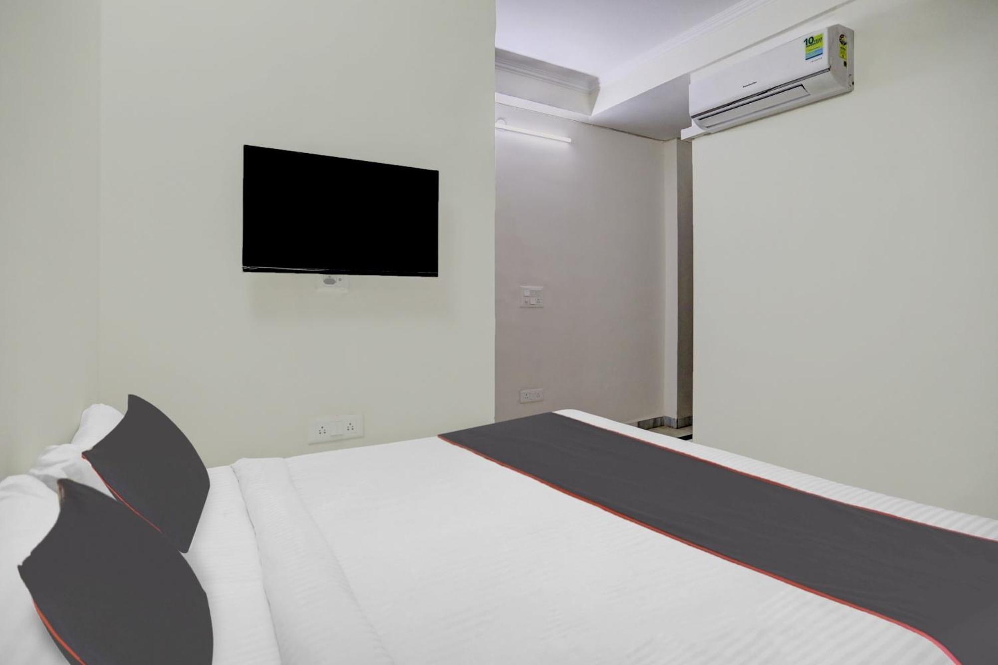 Super Capital O Uk House Residency Hotel Gurgaon Exterior foto